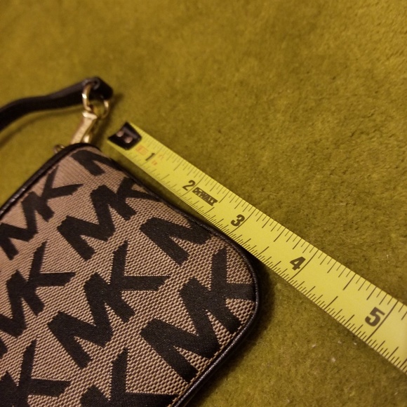 SOLD-GIFT IDEA...MICHAEL KORS Coin Wristlet Purse - Picture 5 of 5